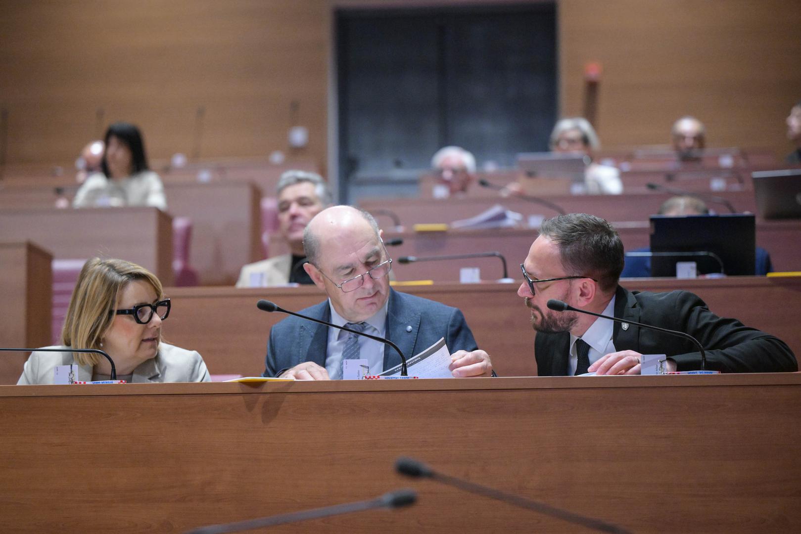 Blizanci: Odmah uz Vage stoje Blizanci, majstori komunikacije kojima vlada Merkur. Njihova snaga leži u brzini misli i sposobnosti da složene stvari objasne na jednostavan način, često koristeći humor za smanjenje napetosti. Blizanci su izrazito zastupljeni među svjetskim vođama, a njihova sposobnost da dominiraju medijima i uvjere ljude u gotovo sve, što potvrđuje i primjer američkog predsjednika Donalda Trumpa, ključna je za uspjeh. Prilagodljivi i otvoreni, lako pronalaze zajednički jezik s najrazličitijim sugovornicima.