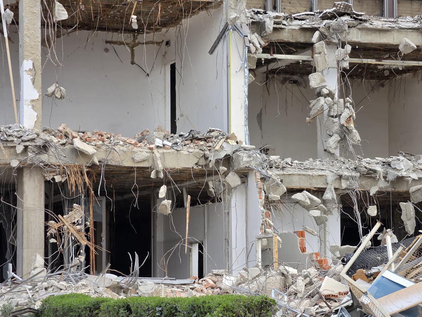 Uz navedeno, paralelno se uklanjaju instalacije i razgrađuje konstrukcija. Dodatni izazov predstavljaju infrastrukturna ograničenja u okolici, osobito kod podvožnjaka. 