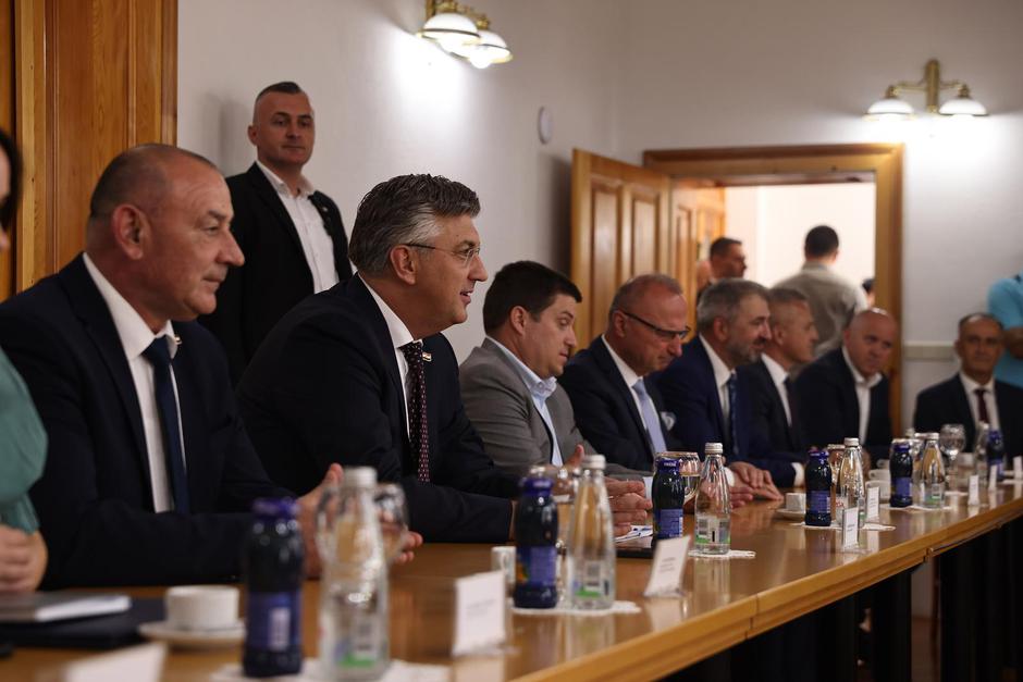 Plenković s ministrima posjetio Biskupijski ordinarijat u Mostaru