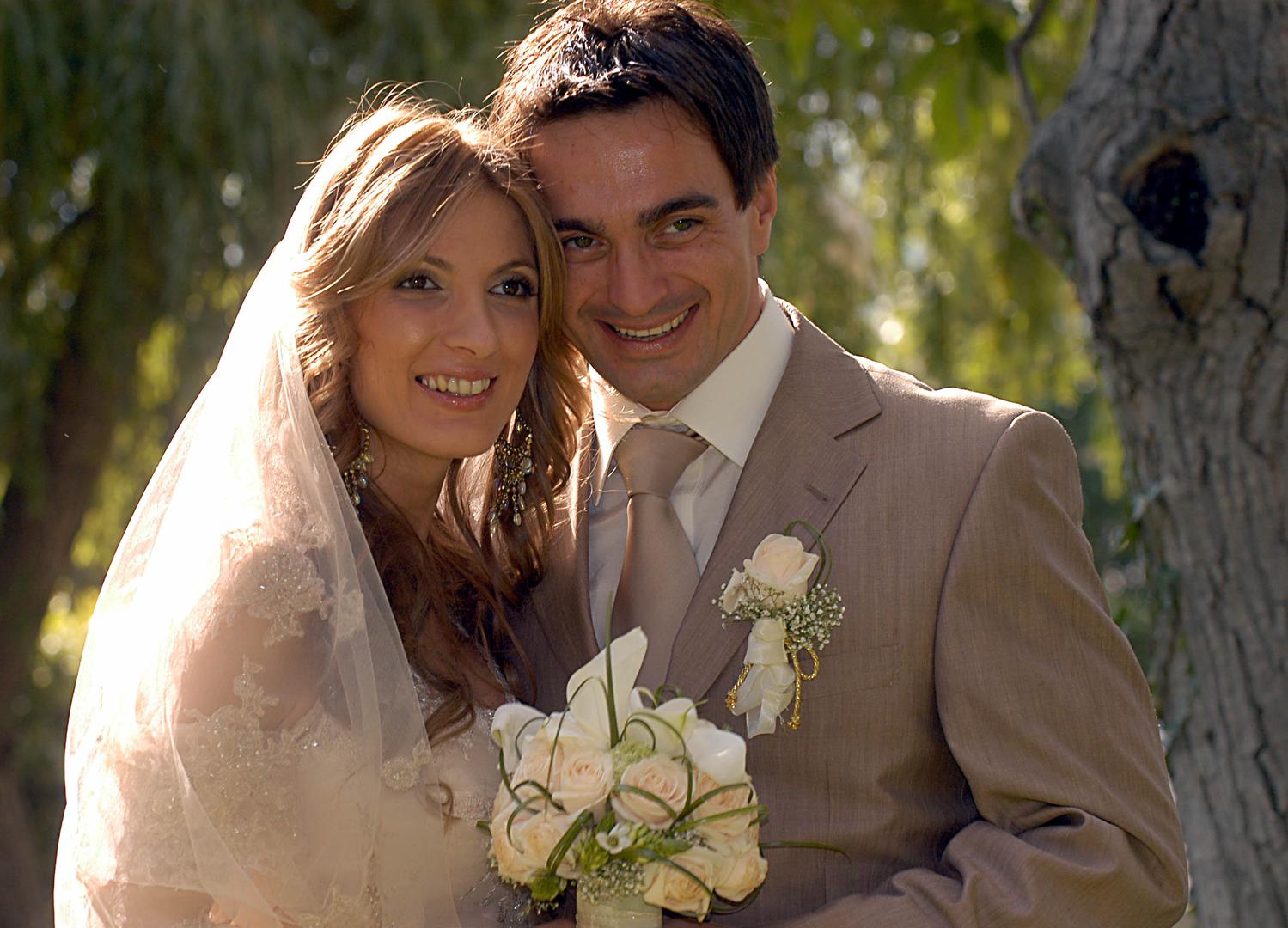 Prije dvadeset godina Joško Čagalj Jole i Ana Bilić okrunili su svoju ljubav brakom u crkvi Gospe od Otoka u Solinu. Svečanom obredu prisustvovalo je više od 400 članova obitelji, prijatelja i uzvanika koji su s mladencima podijelili jedan od najvažnijih trenutaka u njihovim životima.