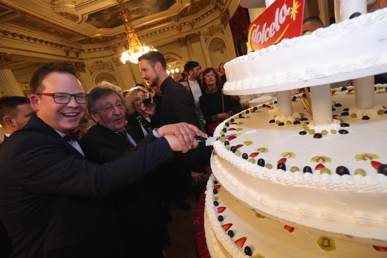 Frano Ridjan i njegov mentor Vojo Šiljak razrezali su sinoć slavljeničku tortu.