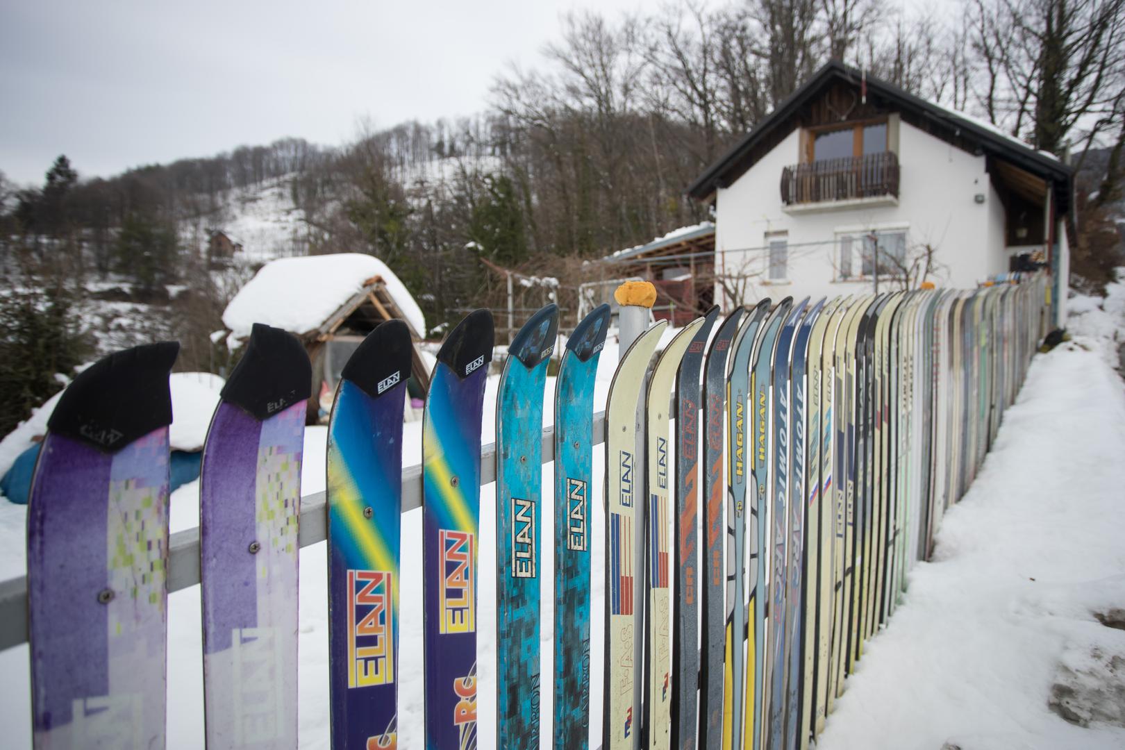 Od 2009. godine po Mariboru je skupljao skije koje su bile bačene u smeću i došao je na ideju kako ih pretvoriti u nešto korisno.