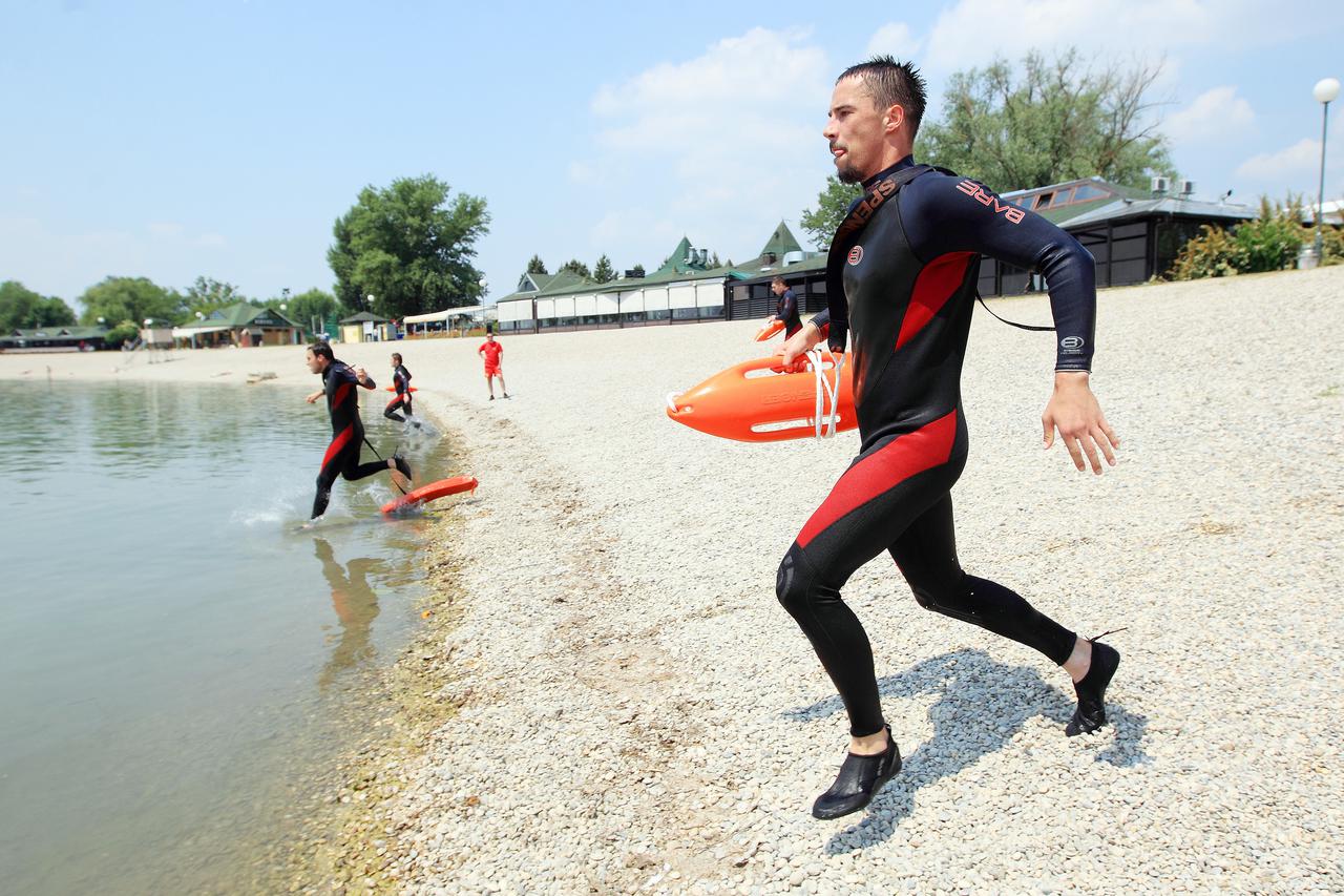 20.05.2011., Zagreb - Kandidati pohadjaju tecaj za osposobljavanje za spasioca na Jarunu koji traje 7 dana. Vjezba izvlacenja utopljenika iz vode.  Photo: Zeljko Lukunic/PIXSELL