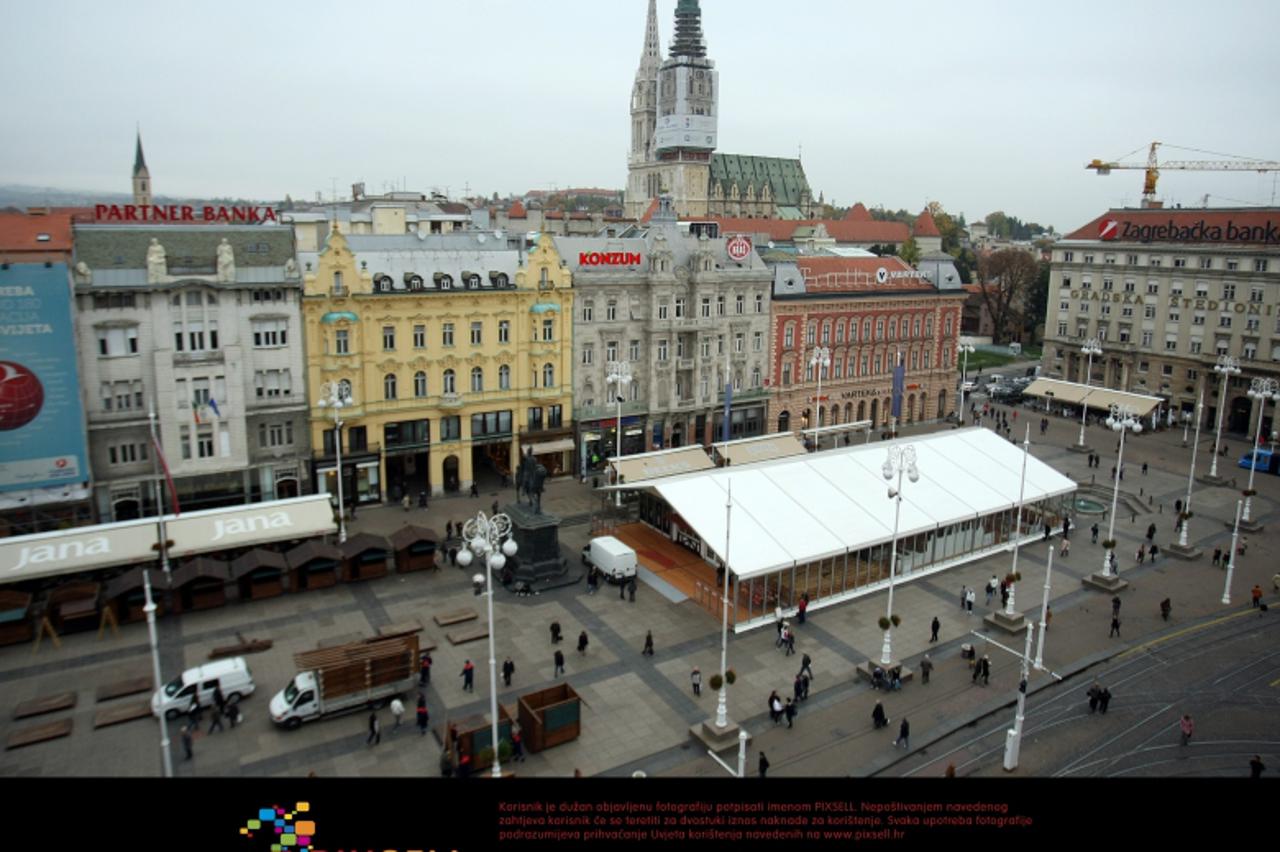'02.11.2011., Trg bana Josipa Jelacica, Zagreb - Radnici postavljaju drvene kucice i veliki bijeli sator na glavnom gradskom trgu. Photo: Sanjin Strukic/PIXSELL'