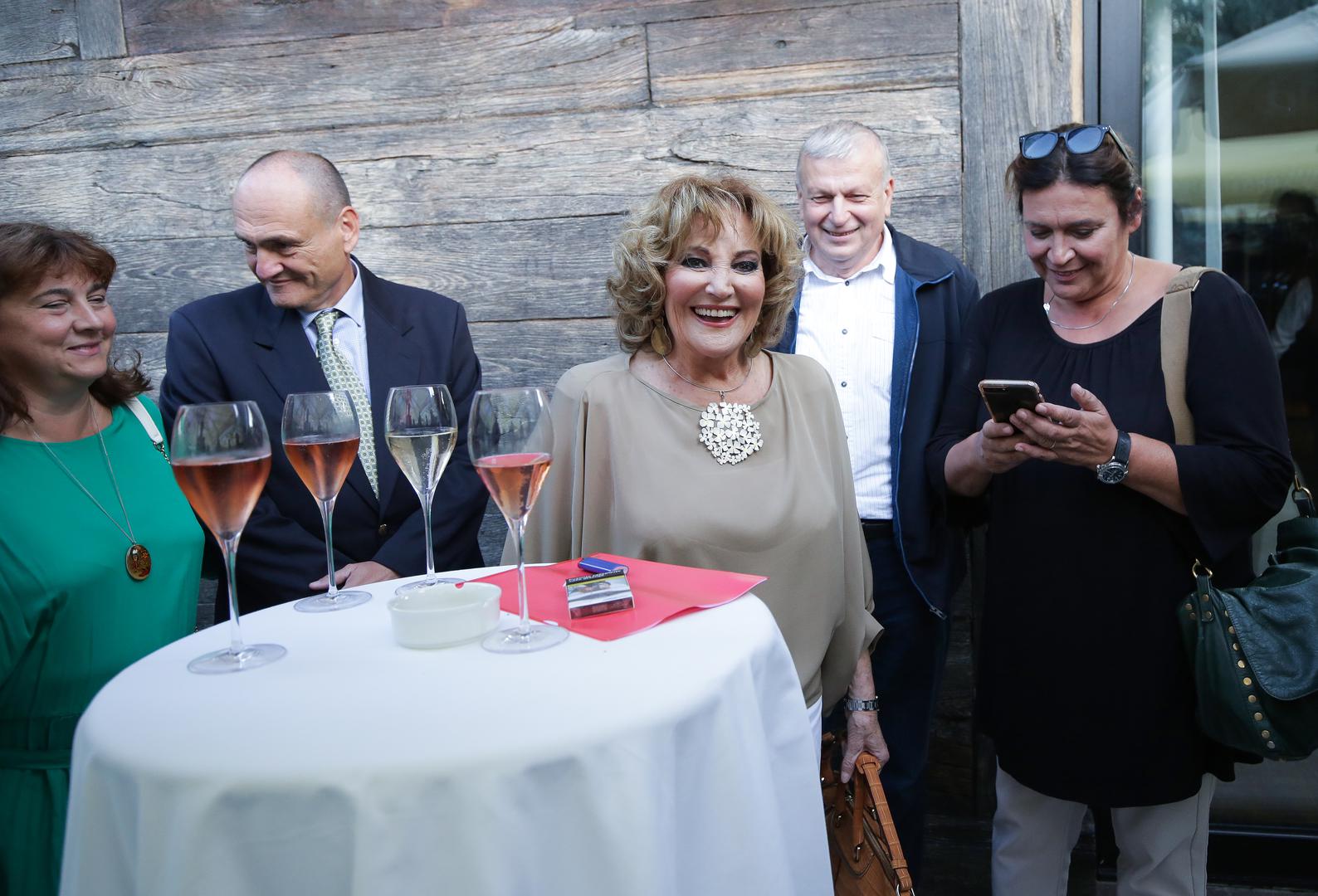 Privukli su se vrlo brzo, a već 1962. godine, na blagdan svetog Vlaha, vjenčali su se. Godinu dana poslije rodio im se Alan.