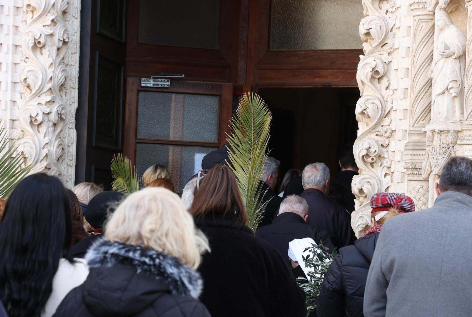 Istočna, jeruzalemska tradicija joj je već u 4. stoljeću dala naziv Nedjelja palmi, naglasivši tako Kristovo mesijansko poslanje i njegov ulazak u Jeruzalem, dok je drevna rimska tradicija ovu nedjelju nazivala Nedjeljom Muke Gospodinove stavivši u središte Kristovu muku na križu.