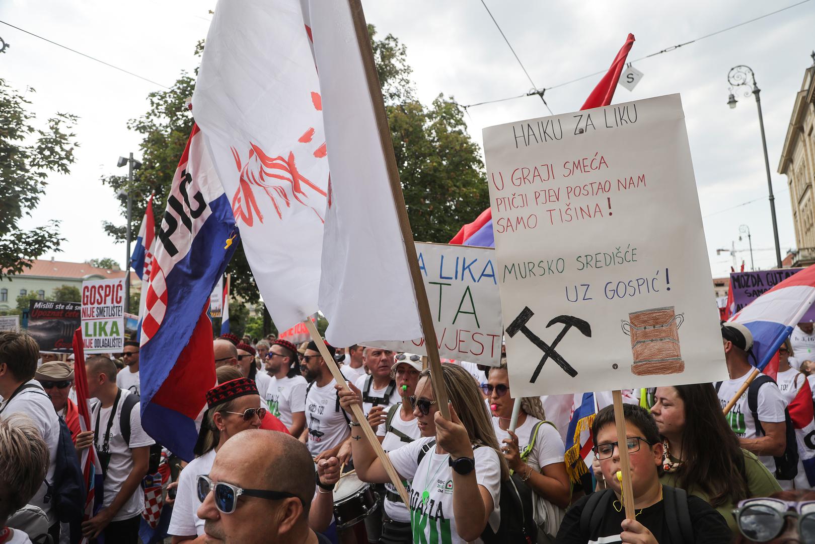 Pogledajte neke od najupečatljivijih transparenata koji su danas nosili poruke prosvjednika.