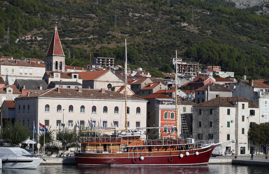 Makarska, turistički grad podno Biokova