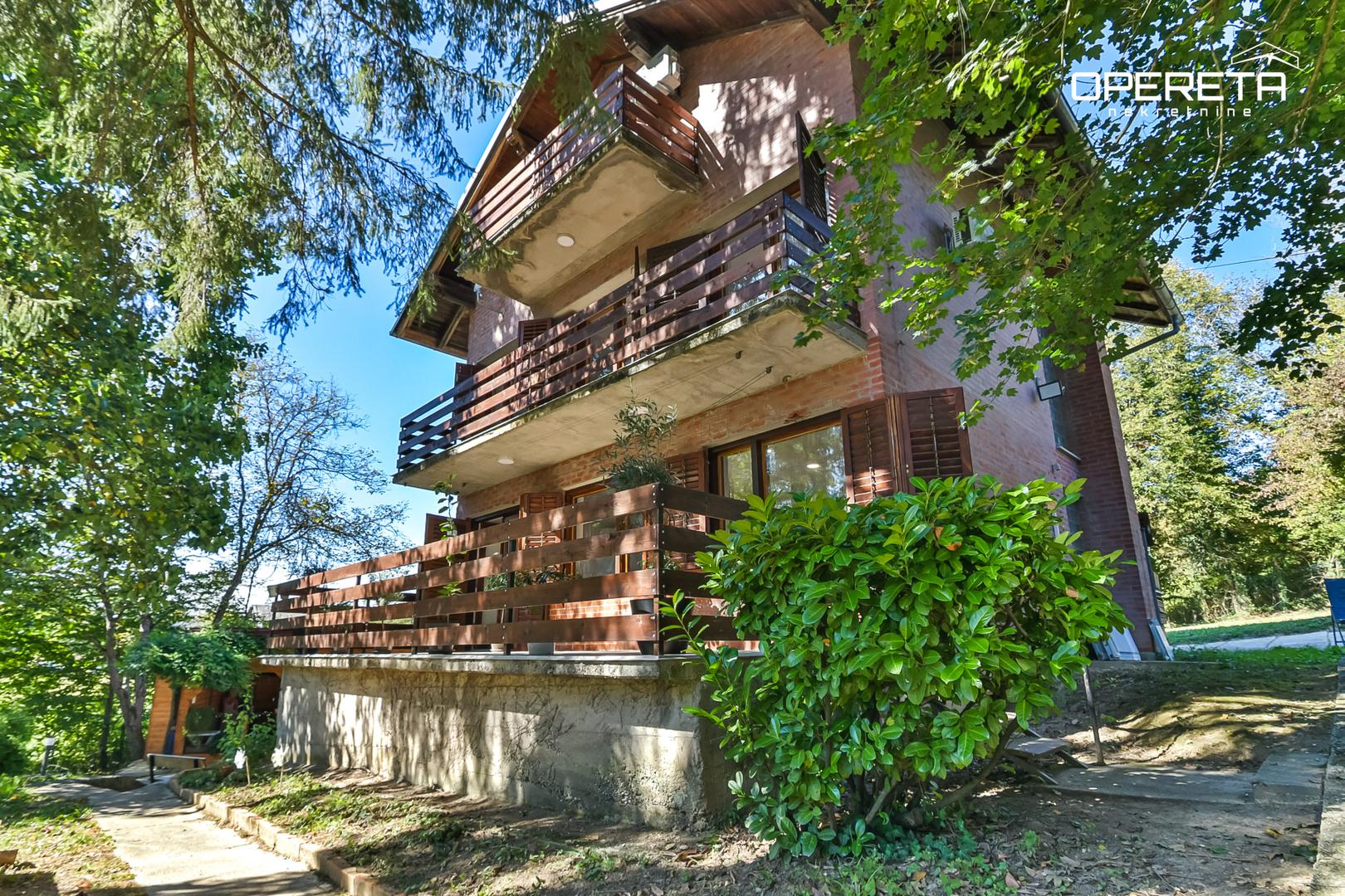 Okućnica je velika i uređena te uključuje sjenicu s ljetnom kuhinjom i pečenjarom, vanjski WC, voćke i vlastiti bunar, uz mogućnost izgradnje bazena. 