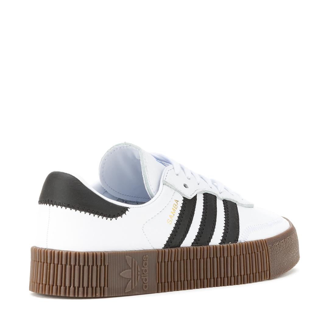 adidas je zadržao legendarni DNK nogometnog dizajna, a osvježio ga s dozom moderne ženstvenosti. Sambarose zamjenjuje tradicionalni gornji materijal originalne Sambe mekom profinjenom kožom