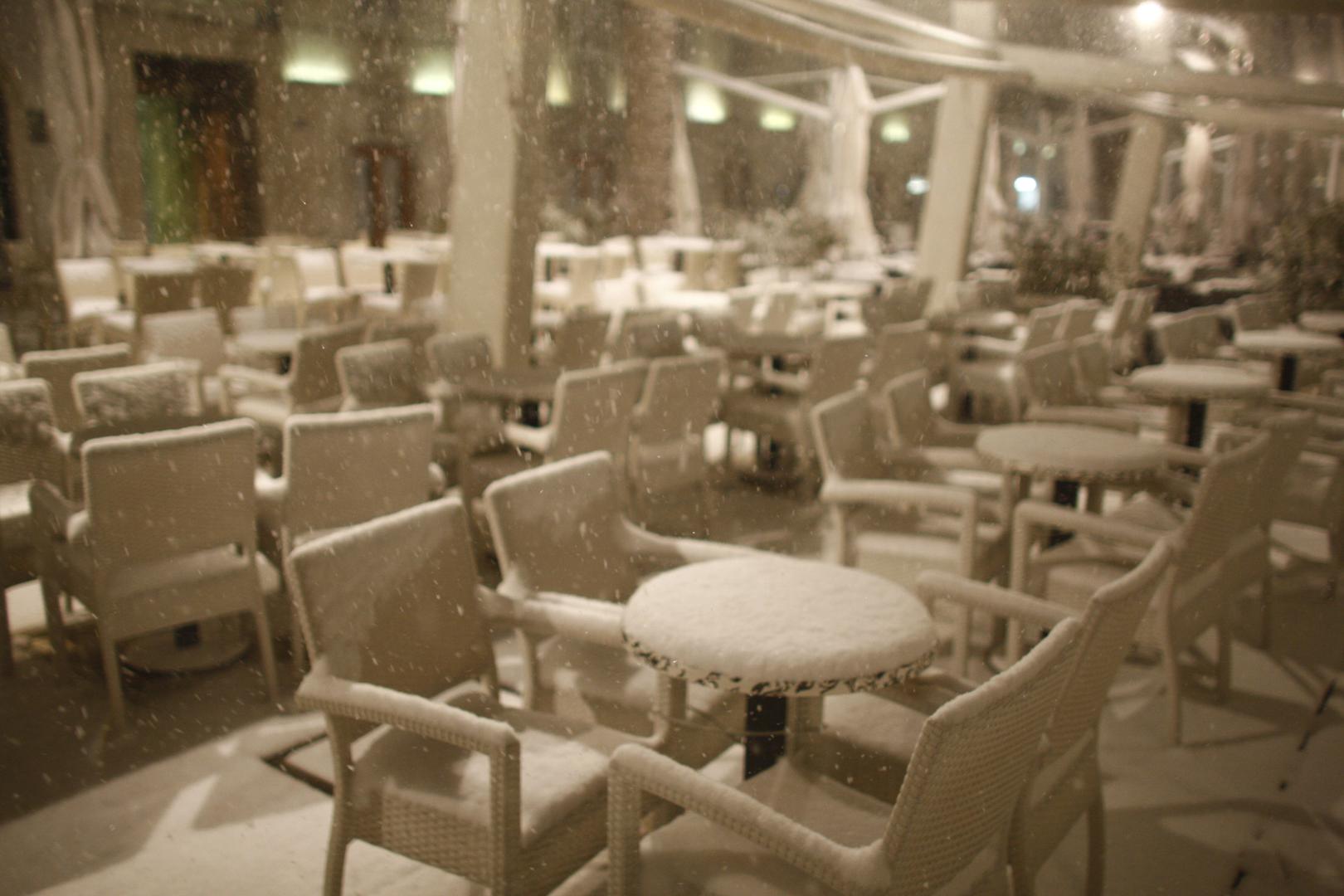 03.02.2012., Split - Grad se probudio pod bijelim pokrivacem i na -4 stupnja sto je bilo dovoljno da se proglasni "snjezni dan". Vrtici, skole, kao i institucije imaju opravdanje od gradonacelnika zbog neradnog dana, a gradjanima je savjetovano da ostanu u toplim domovima. Zametena terasa kafica na rivi. rPhoto: Ivo Cagalj/PIXSELL