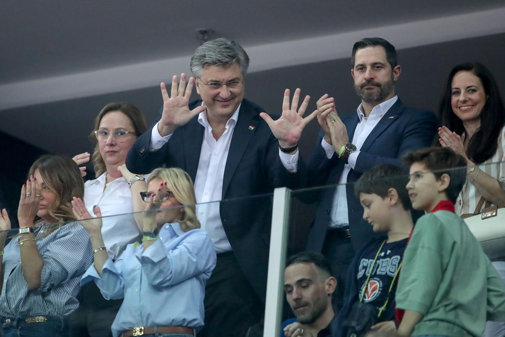 Brojni poznati stigli su večeras u zagrebačku Arenu kako bi podržali hrvatske reprezentativce na polufinalu Svjetskog rukometnog prvenstva protiv Francuske.