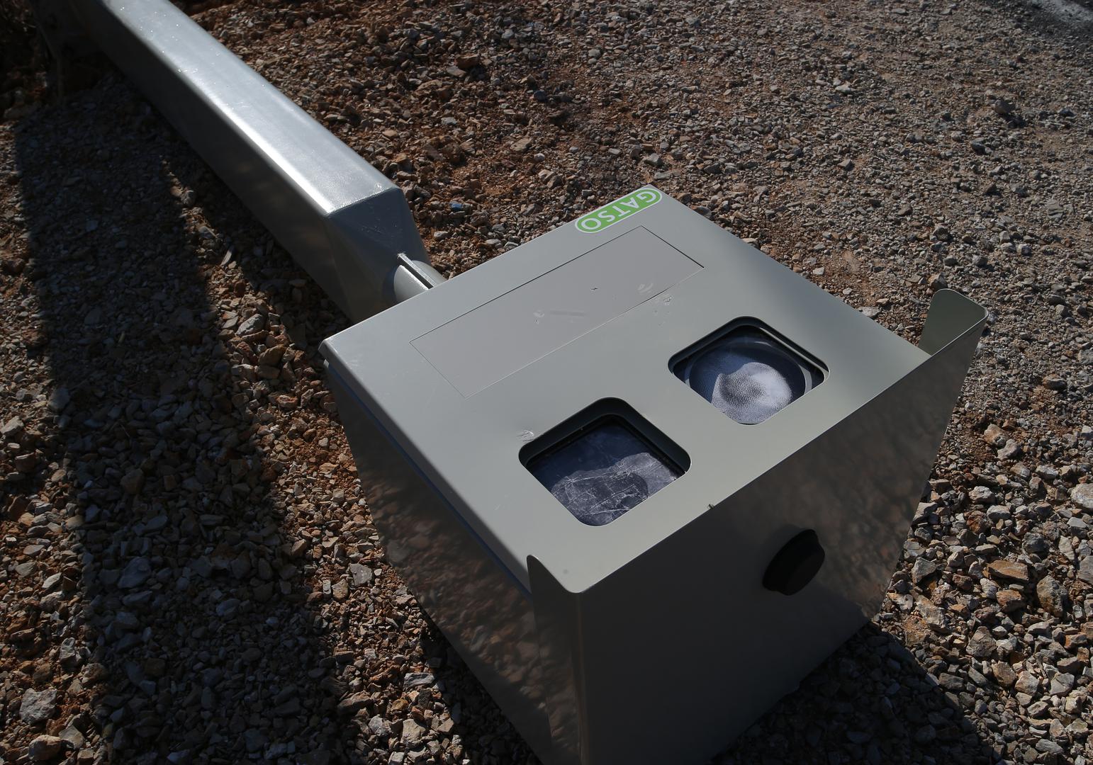 Zbog toga su tvrdnje da fiksne kamere snimaju s nekoliko stotina metara ili čak kilometara netočne kada je riječ o sustavima koji se pretežno koriste u Hrvatskoj. Veći dometi mogu se odnositi na policijske radare ili laserske uređaje u mobilnim kontrolama, ali ne na klasične kamere u stacionarnim kućištima, piše Podravski.