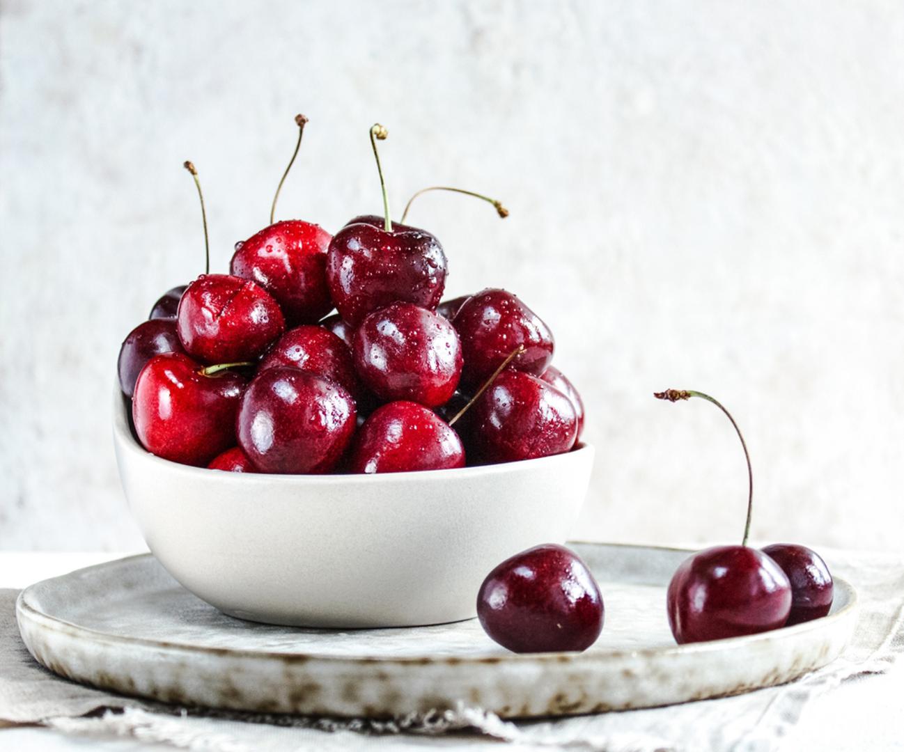 Nutritivno gledano, trešnje su vrijedna namirnica jer sadrže vodu, vlakna, vitamin C, kalij i antioksidanse, a pritom su lagane i osvježavajuće. Upravo zato, ako ih već platimo kao malo proljetno bogatstvo, vrijedi ih iskoristiti pažljivo, ukusno i bez bacanja.