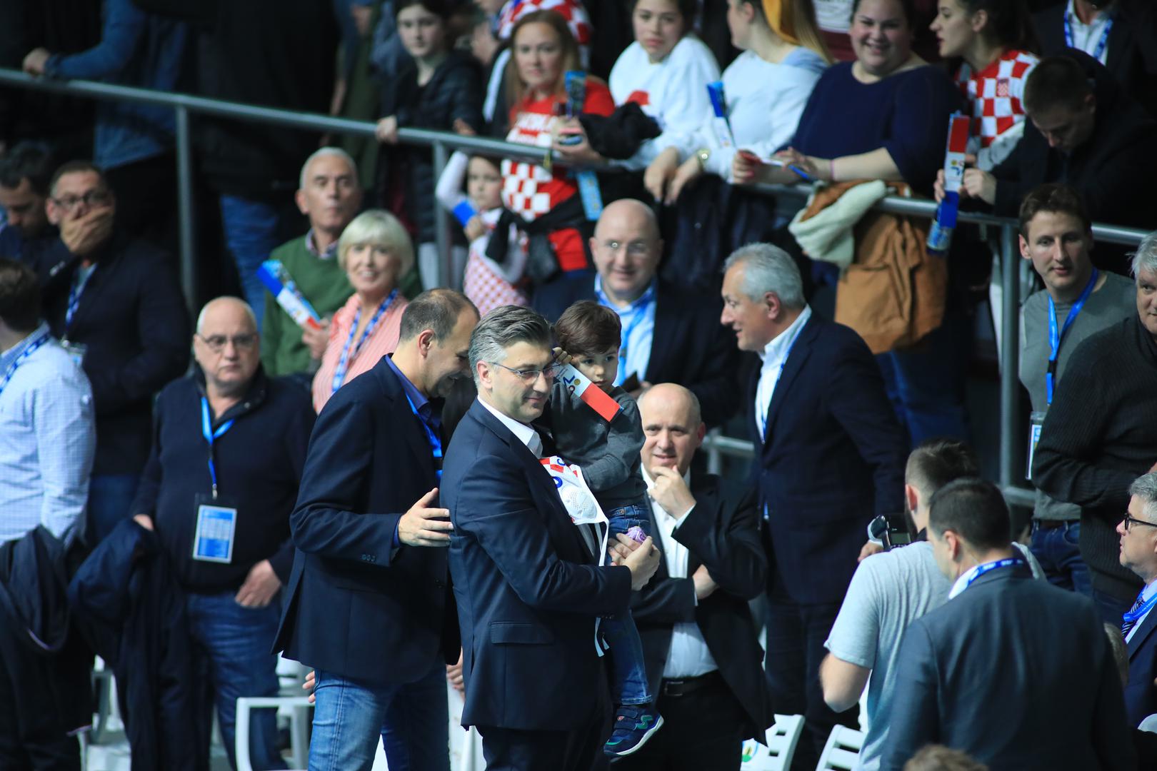 Hrvatska vaterpolska reprezentacija poražena je u finalu Europa kupa u Zagrebu od Mađarske s 8-10 (2-2, 1-3, 2-3, 3-2). 