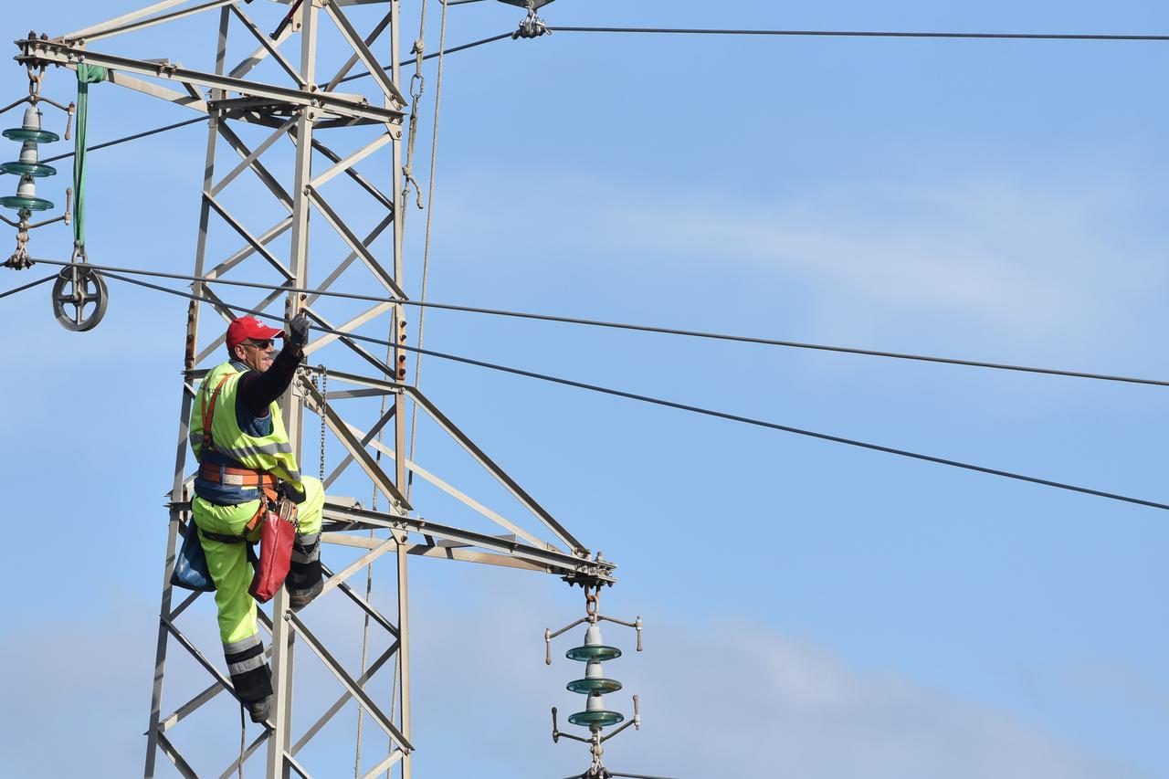 Vodice: Zbog izgradnje obilaznice radnici razmještaju i postavljaju nove dalekovode