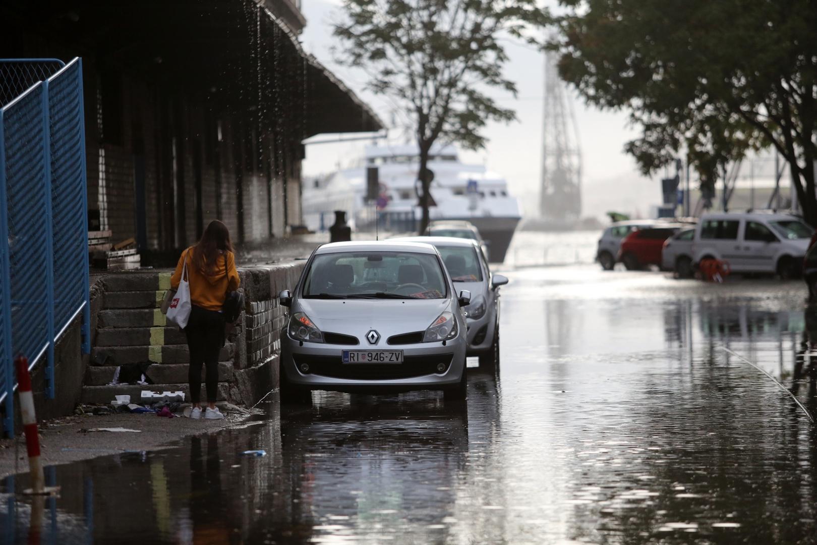 03.10.2020., Rijeka - Zbog jake kise poplavljena je ulica iza zgrade Carine. Photo: Goran Kovacic/PIXSELL