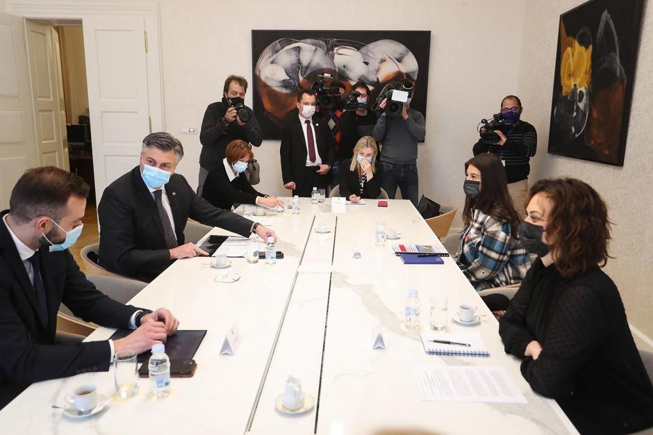 Zagreb: Plenković i Aladrović s predstavnicama inicijative "Moramo vam nešto reći"