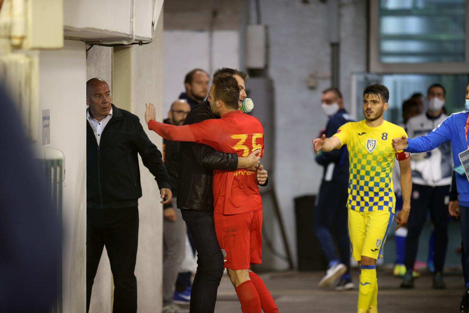 Vratar Intera Mladen Matković nakon utakmice na Poljudu htio je pogledati snimku. No, udaljili su ga pa je došlo na manjeg naguravanja.