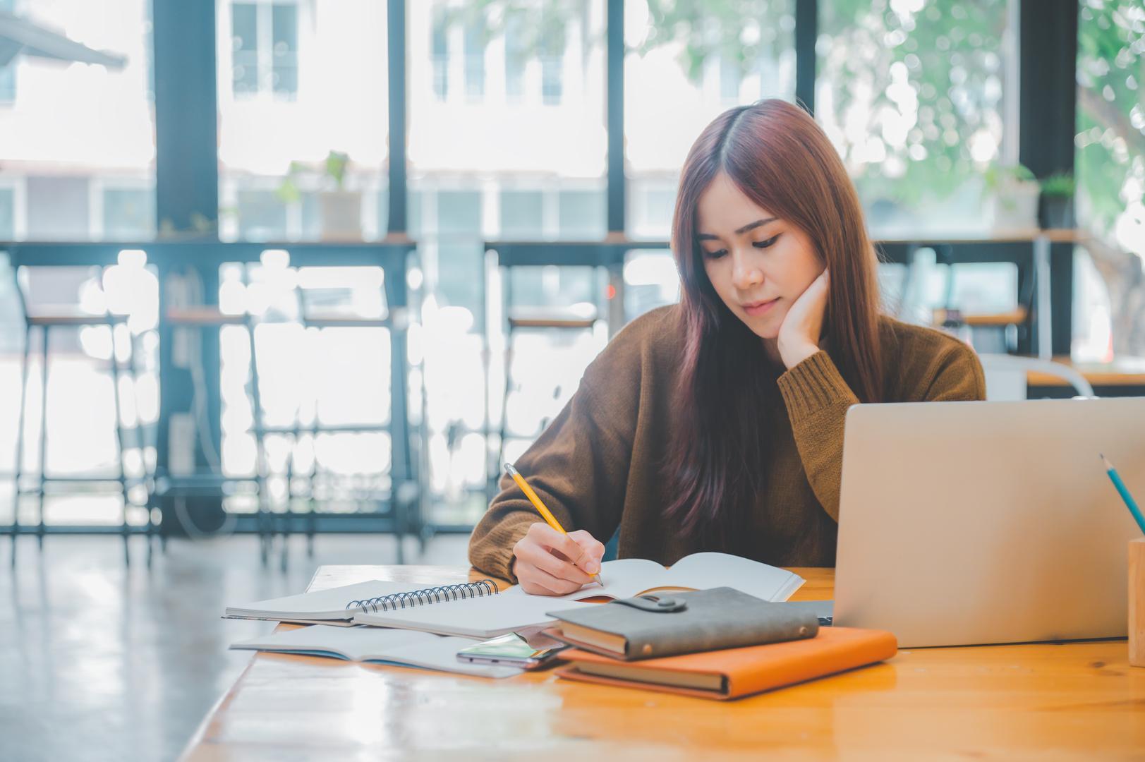 Bik: Vaš fokus se seli na obrazovanje i širenje vidika. Razmislite o upisivanju tečaja ili planiranju putovanja koje donosi priliku za dugoročni osobni i financijski rast.