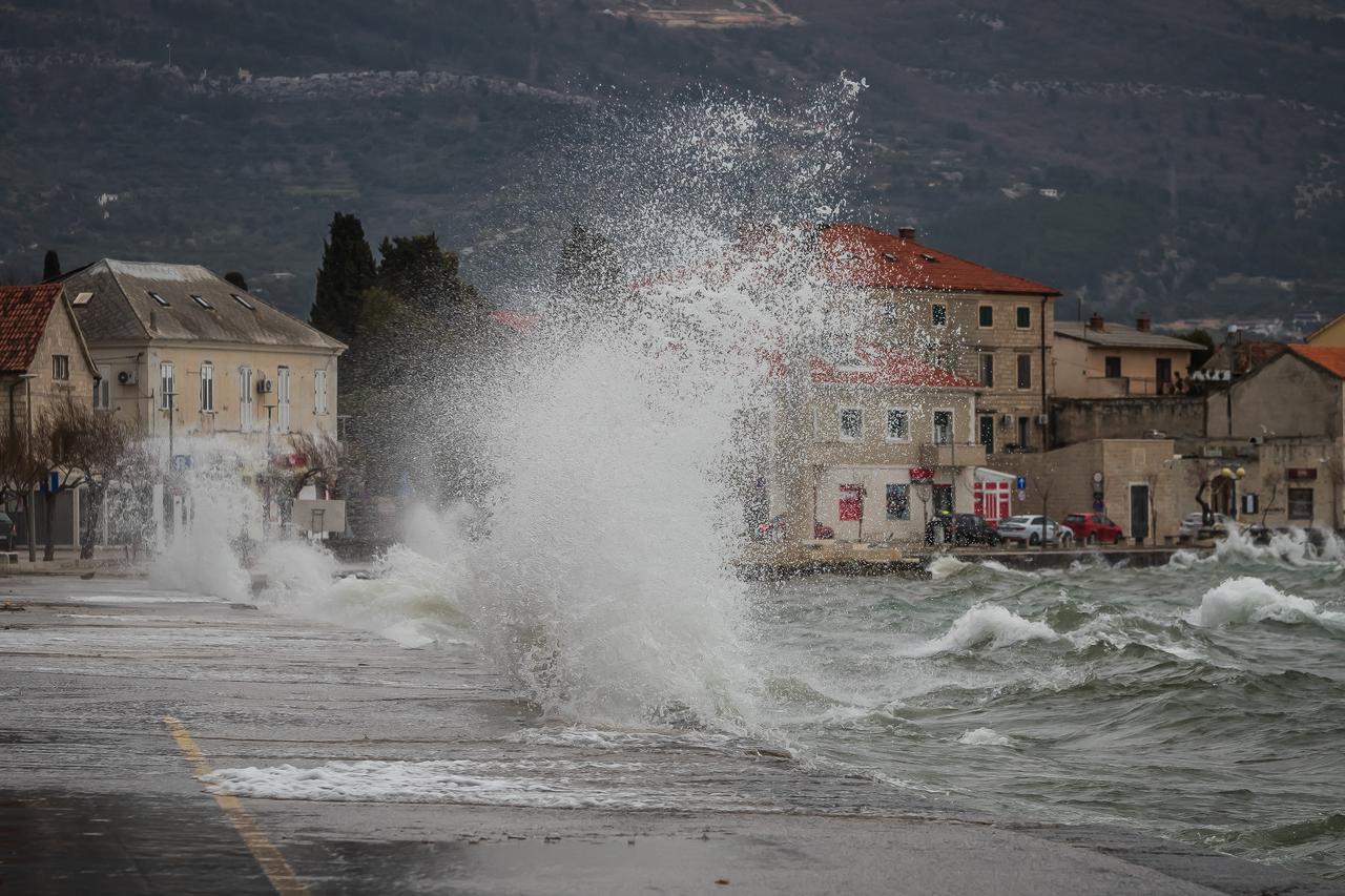 Kaštela: Olujno jugo podiglo valove