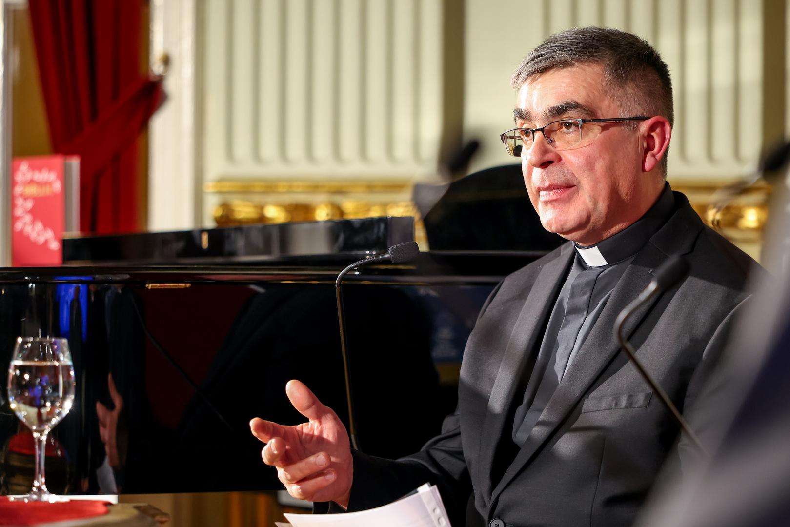 - Što se tiče novog prijevoda Biblije na hrvatski standardni jezik, smatram da će se, ako je jezik takav da ga narod može razumjeti, narod zainteresirati za čitanje - kazao je vlč. Mladen Horvat