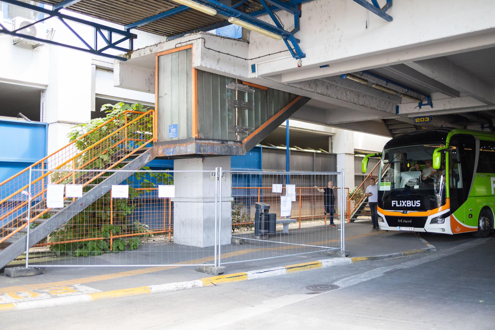 Incident se dogodio na peronu 202 oko 8.20 sati, kada se odlomio dio staklene stijene i pao među putnike koji su čekali autobus za Šibenik. Prema dostupnim informacijama, nitko nije ozlijeđen.