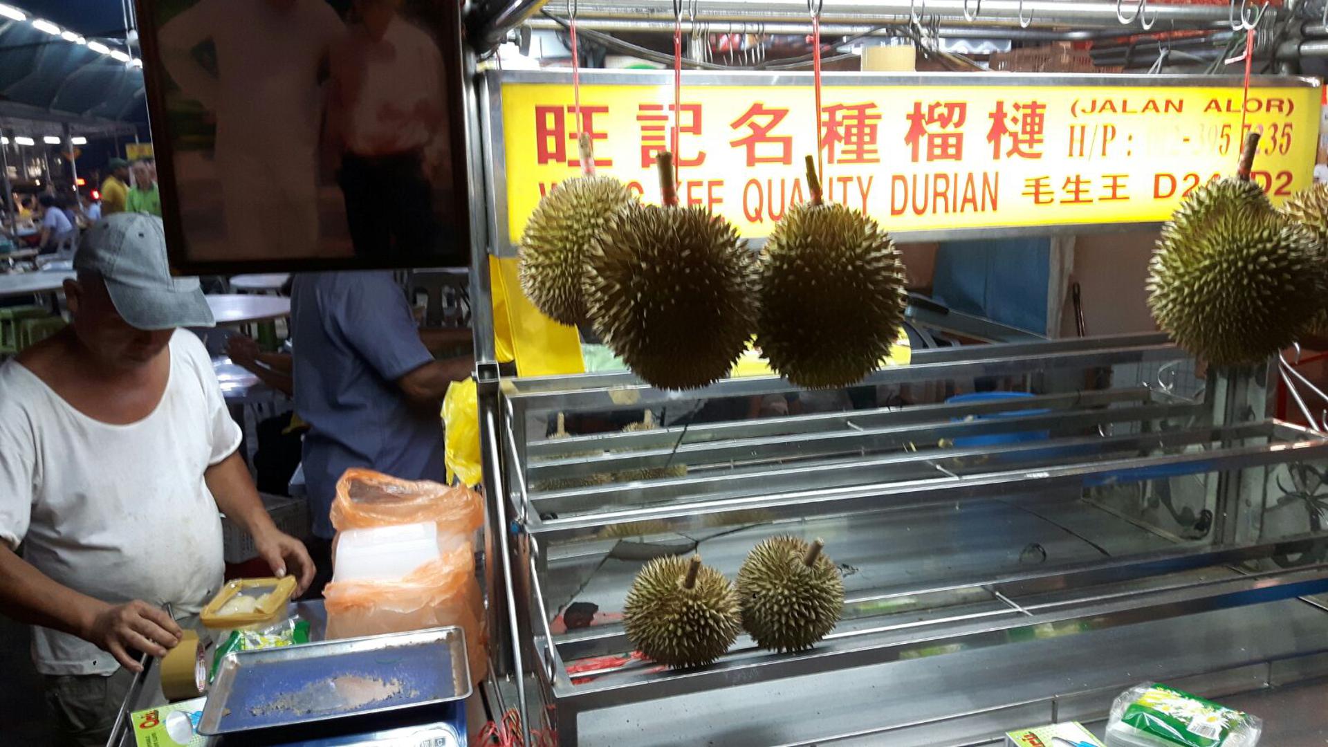 Durian na tržnici, odnosno ulici hrane (Jalan Alor) u Kuala Lumpuru. 