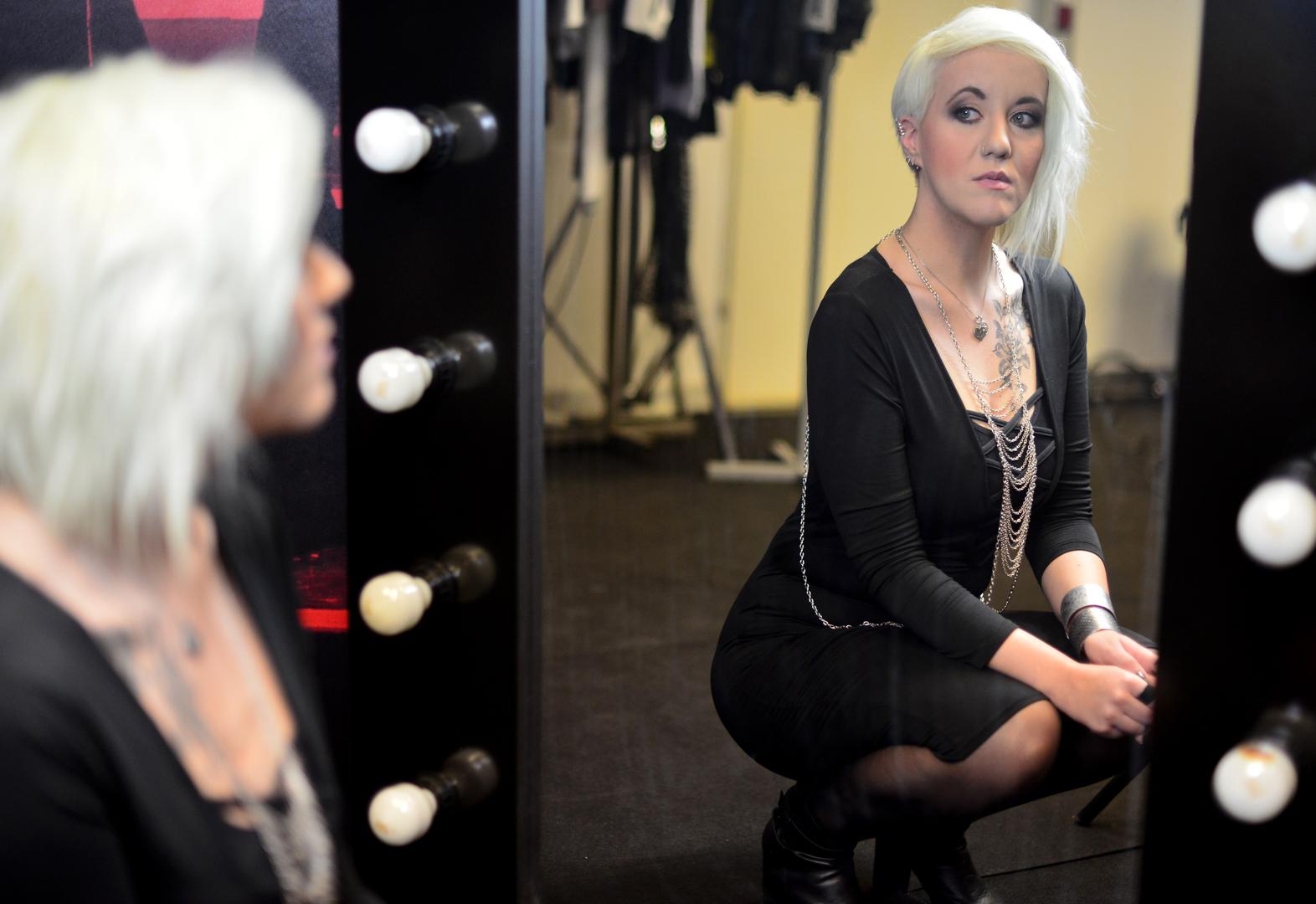 U prilogu nazvanom "Dress to Impress" (Odjeni se da zadiviš), koji je analizirao najupečatljivije i najkontroverznije modne kombinacije s eurovizijskih pozornica, prikazan je i nastup Nine Kraljić s pjesmom "Lighthouse".