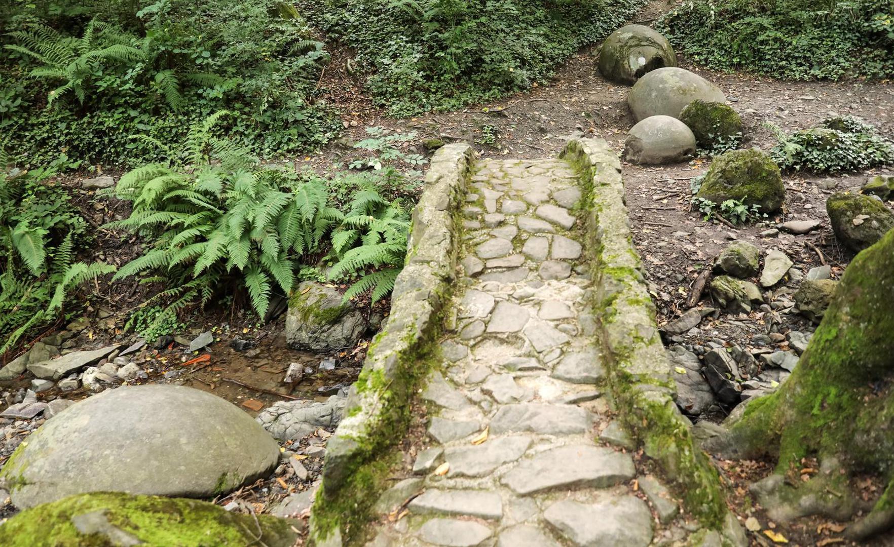 09.08.2023., Zavidovici, Bosna i Hercegovina moze se pohvaliti necim sto se moze pronaci na jos vrlo malo lokacija u svijetu, kamenim kuglama u Zavidovicima. Ovo najvece nalaziste kamenih kugli u Europi, i najmisterioznije mjesto u citavoj zemlji, s obzirom na to da niko sa sigurnoscu ne moze reci kako su ove kugle savrseno preciznog oblika, koje izgledaju kao da ih je neko nacrtao, dospjele na ovo mjesto. Do danas ih je pronadjeno oko 60, od kojih je 11 sacuvano u odlicnom stanju i sve su poredane uz potok u sumi i nalaze se blizu jedna druge. Vjeruje se kako su kamene kugle veliki izvor pozitivne energije a vec slicne postoje u Meksiku, Kostarici i nekim drugim zemljama Juzne Amerike. Photo: Emica Elvedji/PIXSELL