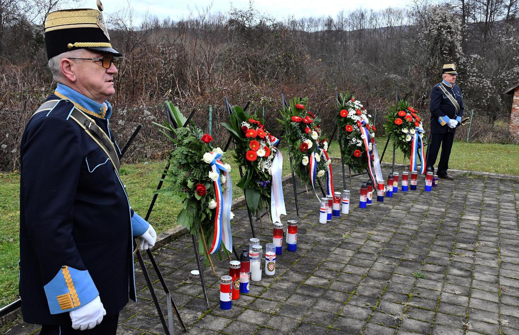 27.12.2022., Bucje - Kod spomen obiljezja poginulim braniteljima​ polaganjem vijenaca i prigodnom komemoracijom​ pored kapelice posvecene sv. Antunu Padovanskom ​o​biljezena je 31. obljetnica oslobadjanja zloglasnog uporista u Bucju tijekom Operacije Papuk 91. Bucje je poznato po zloglasnom logoru kroz koji je proslo gotovo 300 logorasa.To je jedna od znacajnijih vojnih operacija 91.godine u Pozesko-slavonskoj zupaniji i racuna se kao prekretnica u Domovinskom ratu nakon koje su uslijedili Bljesak, Maslenica i Oluja.   Photo: Ivica Galovic/PIXSELL