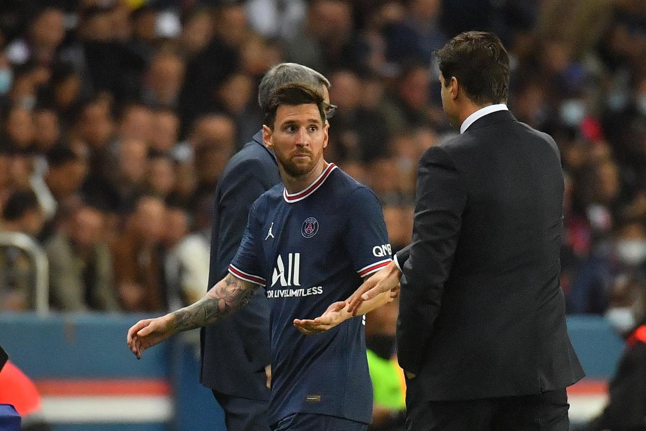 Ligue 1 - PSG v OL - Lionel Messi And Mauricio Pochettino