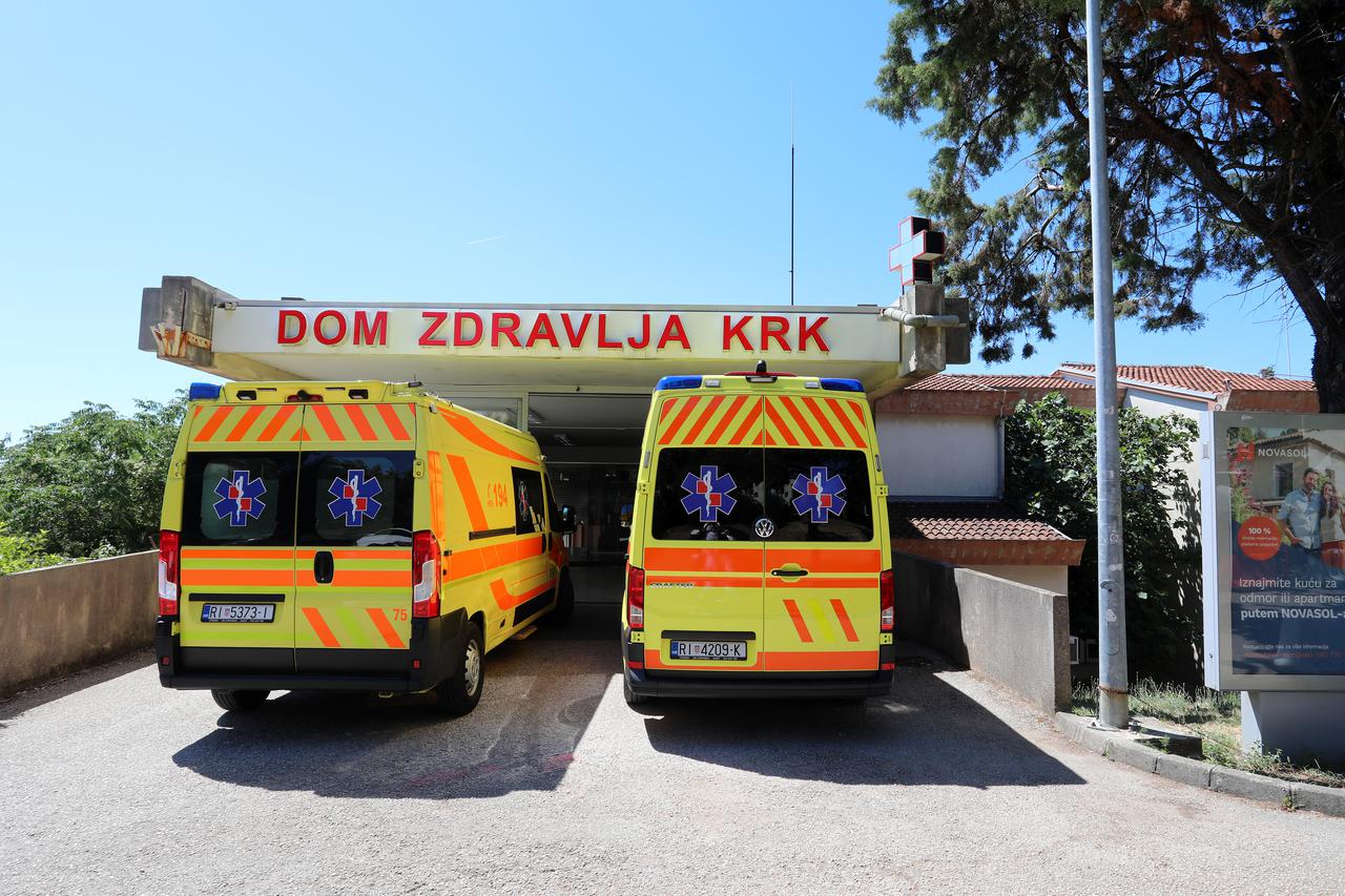 Krk: Vozila Hitne pomoći pred Domom zdravlja