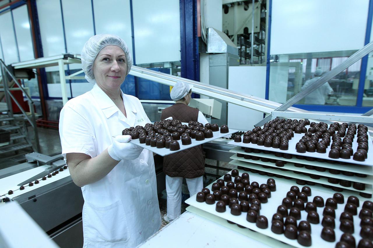 06.03.2014., Zagreb - Tvornica cokolade i keksa Kras. Radnici u pogonu pakiraju cokolade. Photo: Boris Scitar/Vecernji list/PIXSELL