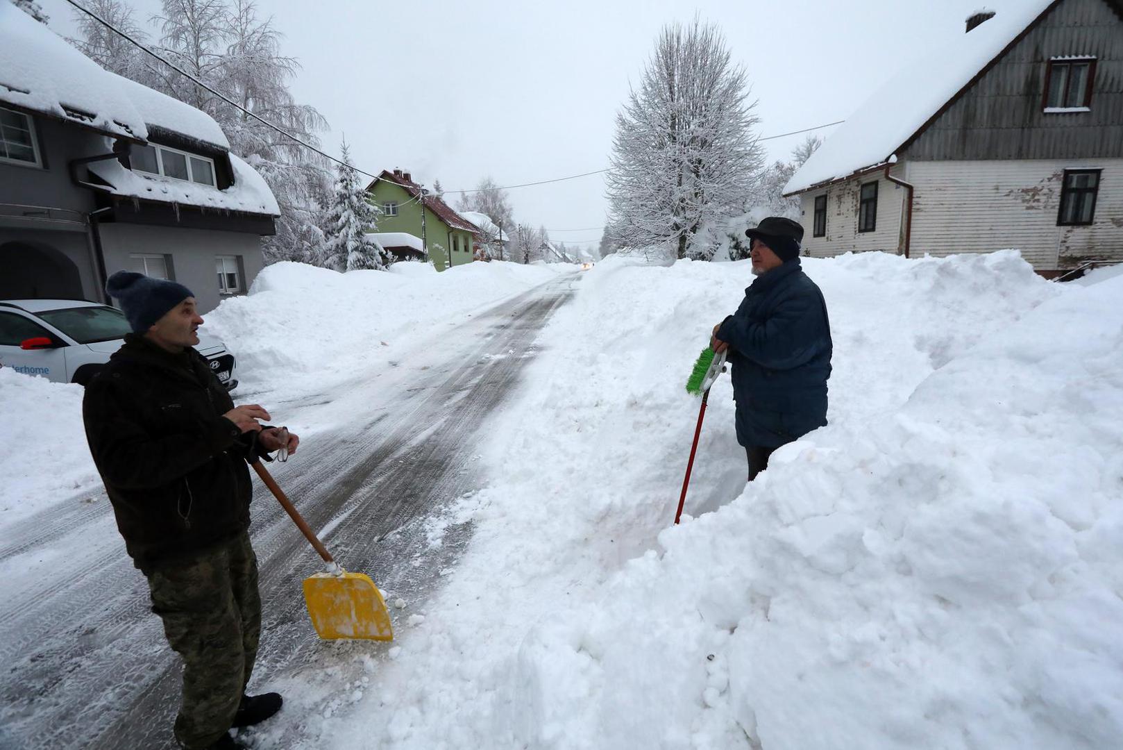 23.01.2023., Kupjak, Zalesina, Delnice - Velike kolicine snijega otezavaju zivot Goranima i putnicima u cestovnom i zeljeznickom prometu.  Photo: Goran Kovacic/PIXSELL