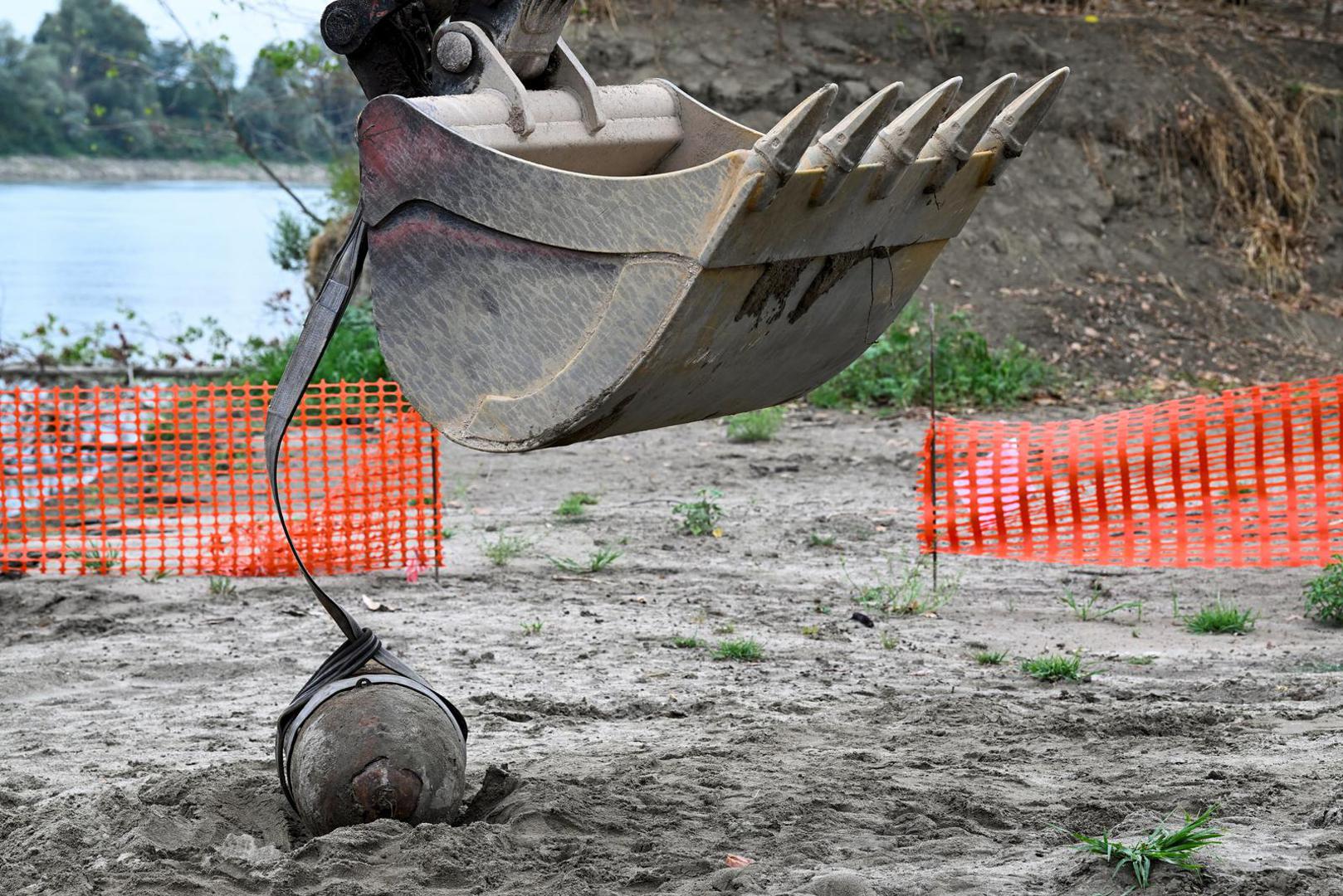 A World War Two bomb is seen being removed a few days after being discovered in the dried-up river Po which suffered from the worst drought in 70 years, in Borgo Virgilio, Italy on August 7, 2022. REUTERS / Flavio lo Scalzo Photo: FLAVIO LO SCALZO/REUTERS