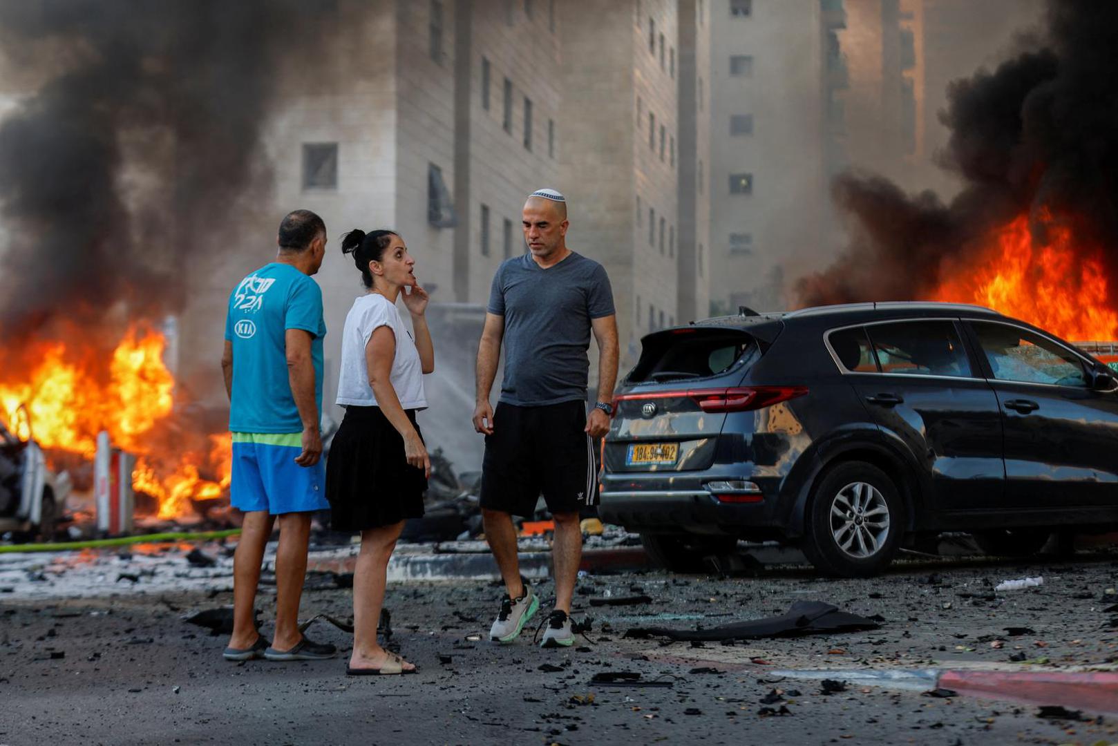 People rockets near a fire after rockets were launched from the Gaza Strip, in Ashkelon, Israel October 7, 2023. REUTERS/Amir Cohen Photo: AMIR COHEN/REUTERS