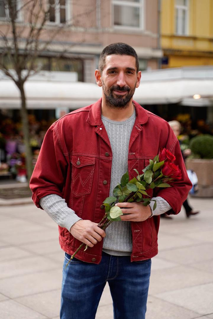  Među njima se našao i jedan miljenik brojnih ženskih obožavateljica, glumac Slavko Sobin, a uz ulaznice podijelili su i jednako toliko simboličan broj ruža - njih čak 111. Sve ovo primarno je potaknuto i time što je ožujak ujedno i mjesec kada su se prije jedanaest godina otvorila vrata teatra, koji je zauvijek promijenio kulturnu scenu Zagreba.