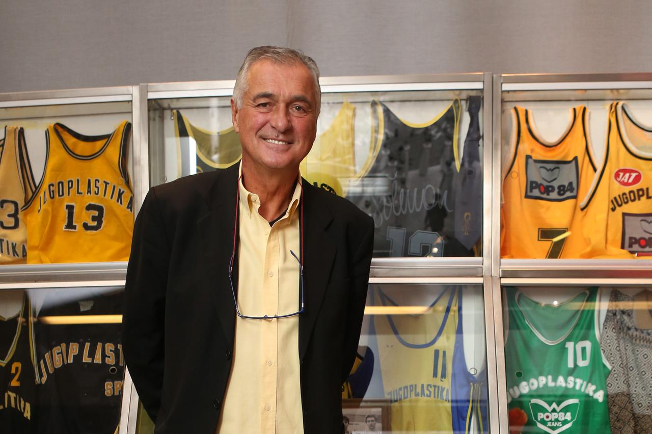 Izlozba kosarkaskih dresova