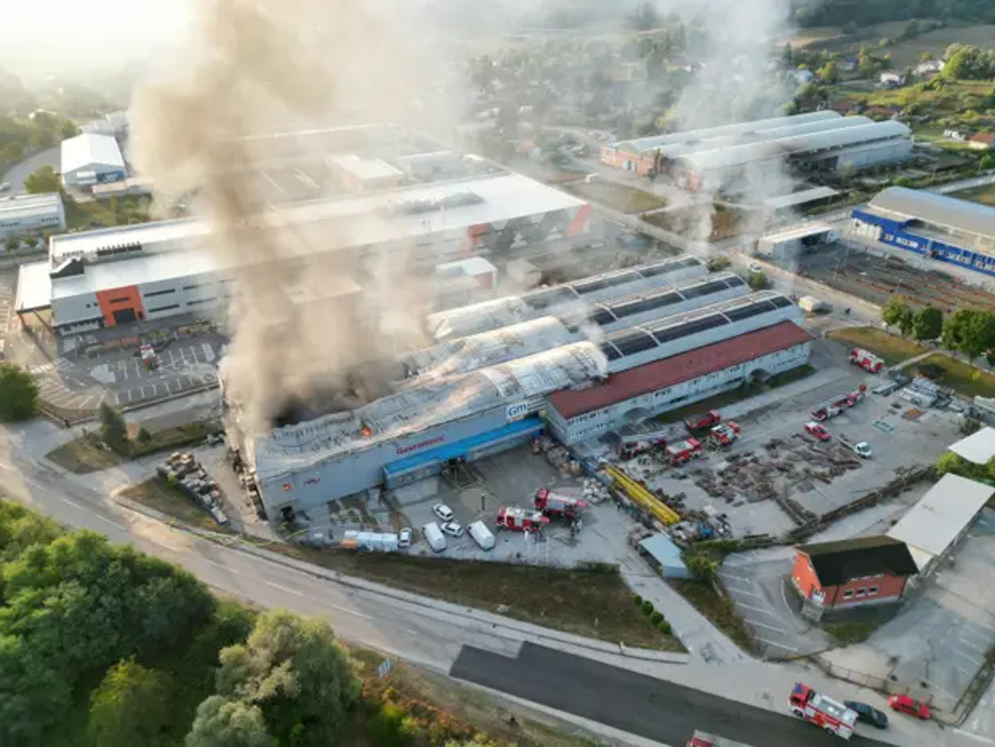 U gašenju je angažirano 55 vatrogasaca s 28 vatrogasnih vozila, uz snage iz više mjesta Karlovačke županije. Brzom intervencijom požar je lokaliziran, a vatrogasci nastavljaju s gašenjem i sanacijom požarišta.