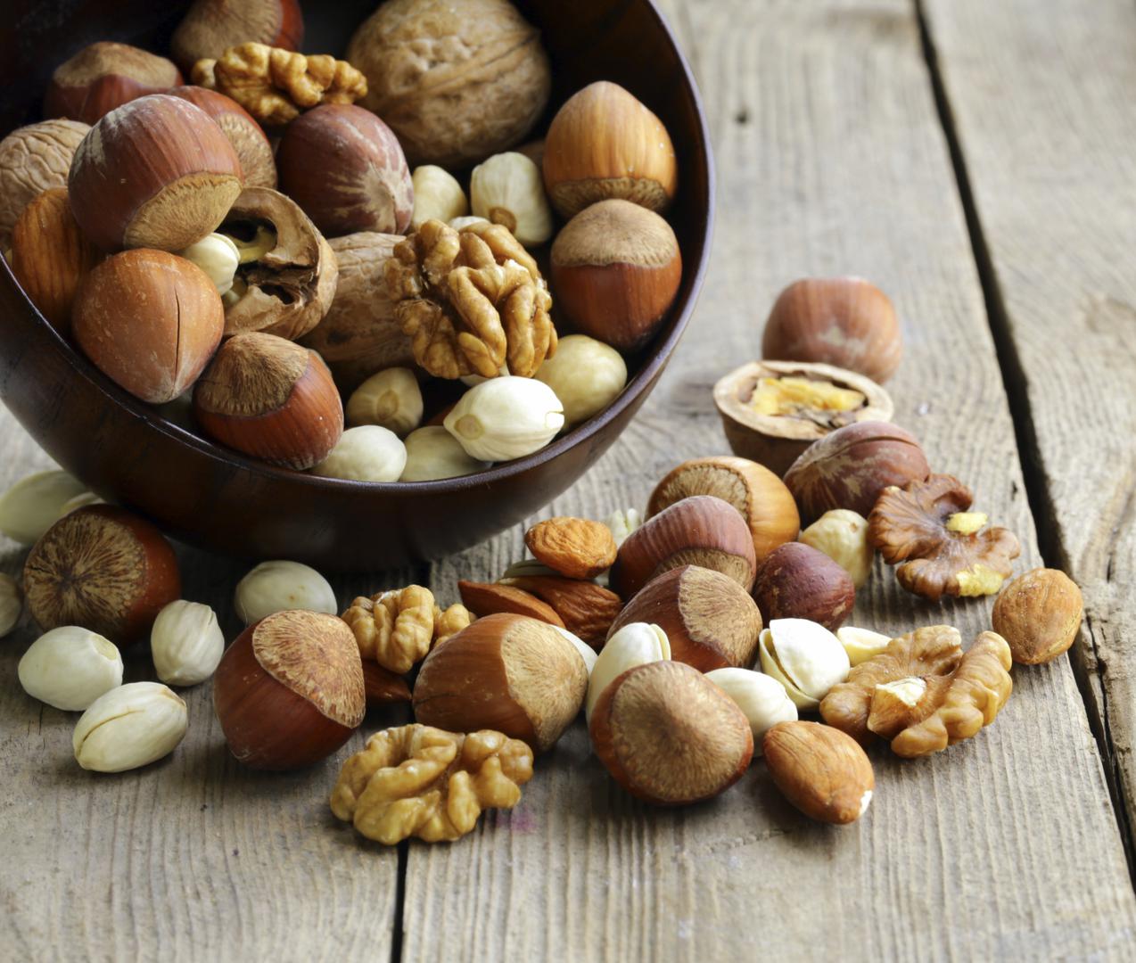 Dovoljno je pojesti 60 grama orašastih plodova na dan, poput badema, lješnjaka i oraha, napominju nakon što su proveli istraživanje koje je trajalo 14 tjedana, a u njemu su sudjelovali muškarci u dobi od 18 do 35 godina. 