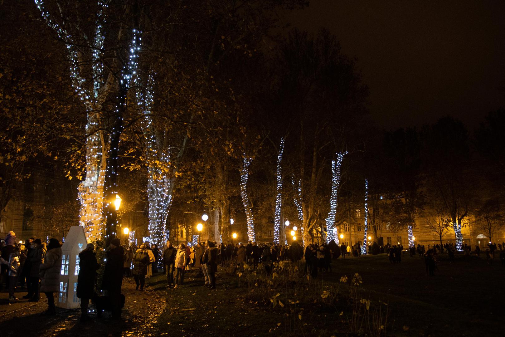 27.11.2021., Zagreb - Paljenjem lampica na Zrinjevcu zapoceo Advent u Zagrebu. Advent je sluzbeno otvorio gradonacelnik Tomislav Tomasevic