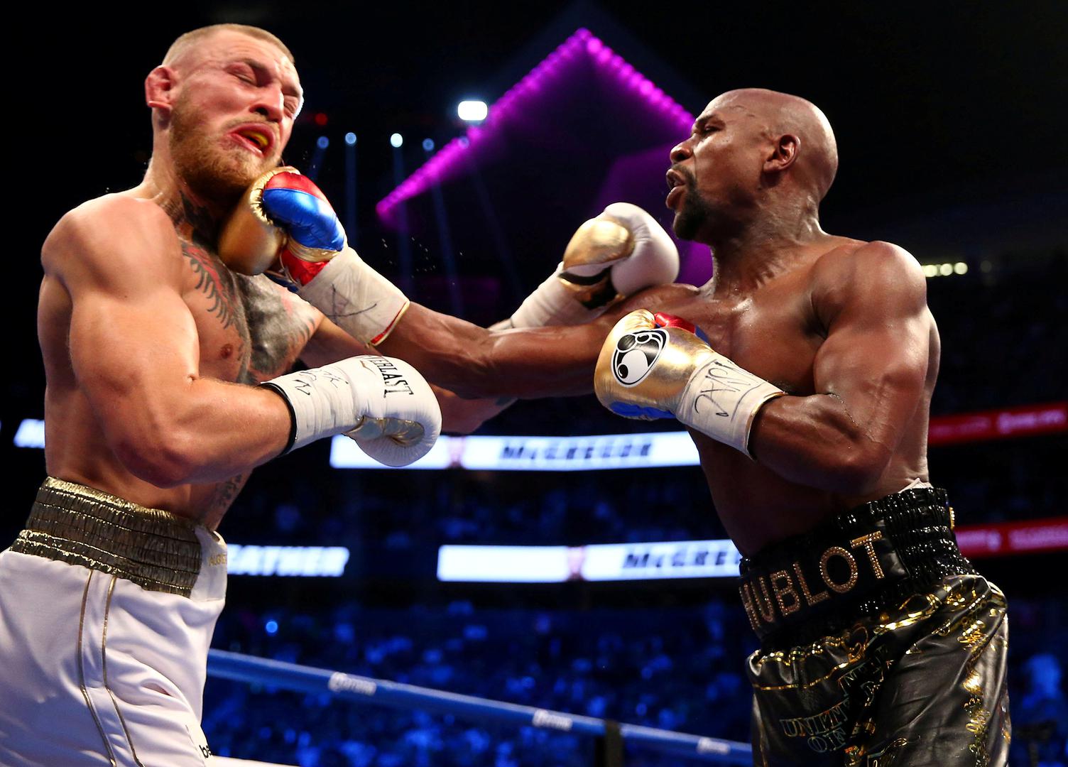 Floyd Mayweather Jr. i Conor McGregor uhvaćeni u akciji tijekom šaketanja u Las Vegasu. Irac se nije želio predati, ali sudac je morao prekinuti borbu u desetoj rundi. Mayweather je tako došao do 50. pobjedu u karijeri, a obojica do lijepih honorara: pobjednik je kući otišao s 350, a poraženi sa sto milijuna dolara.