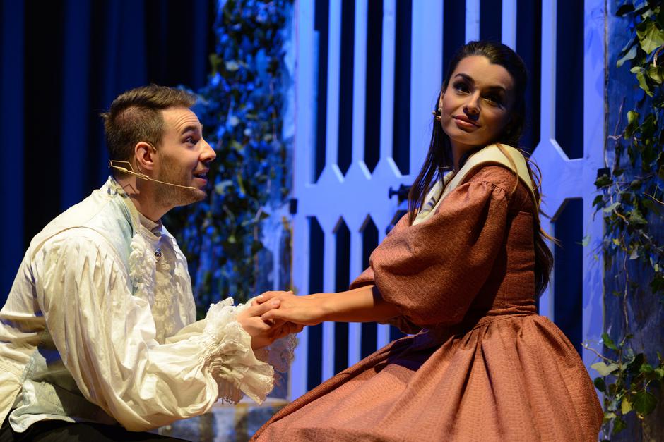 Pred prepunom dvoranom Vatroslav Lisinski održana je prva izvedba mjuzikla 'Jadnici'