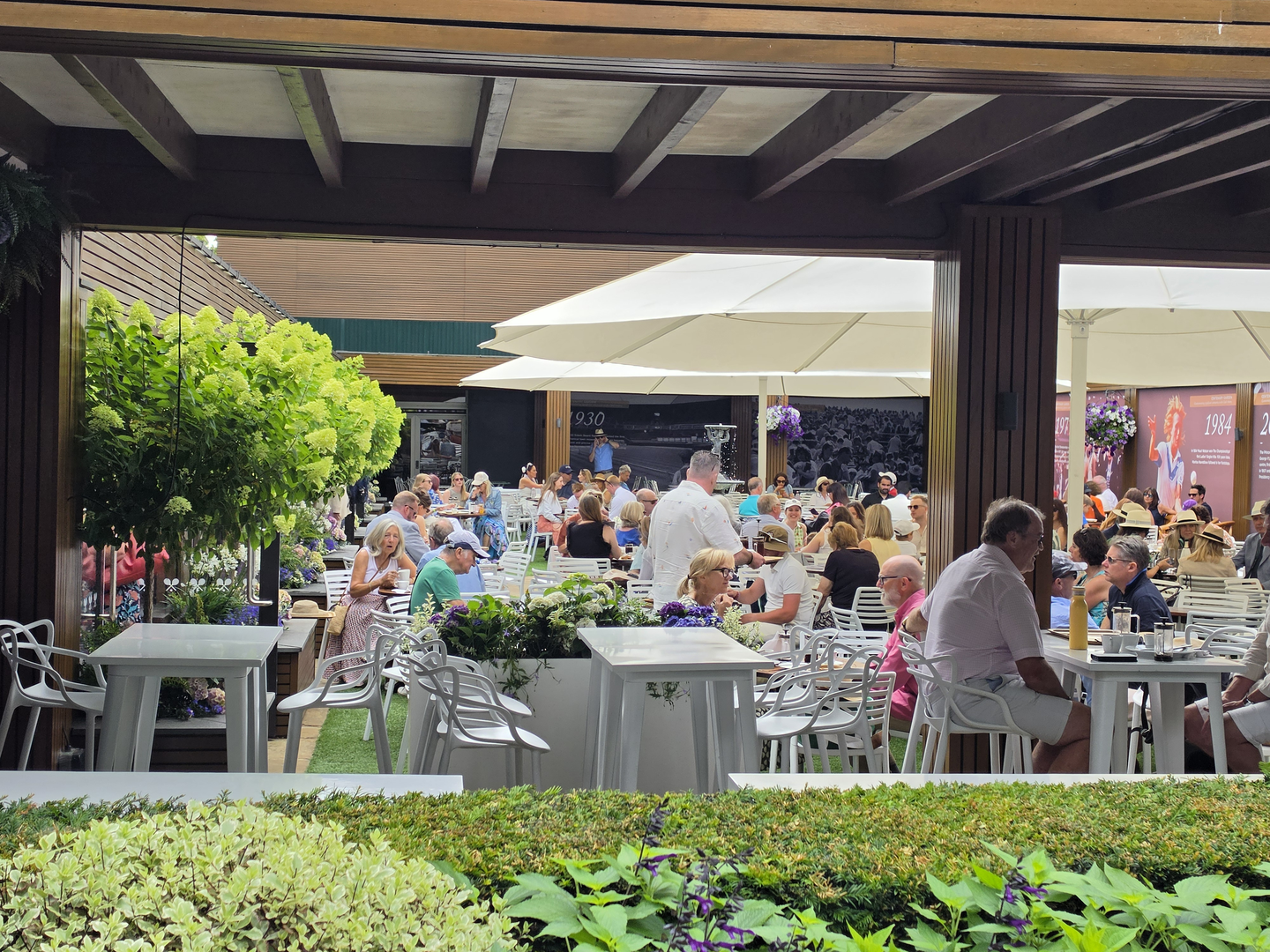 Odmah u blizini Centralnog terena nalazi se restoran za posjetitelje Cafe Pergola koji ima prostranu terasu vrlo blizu i 'vanjskih terena' bez zadanih sjedala za posjetitelje na kojima se također igraju službeni mečevi