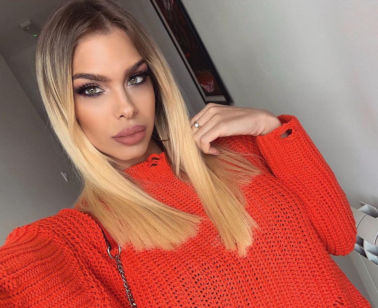 Poznato je da se pet godina mlađa Tina 2017. udala za Crnogorca Racu Jovanovića, ali se nakon godinu i pol dana braka razvela. – Ne živimo zajedno tri mjeseca. Za to vrijeme predali smo papire za razvod. Nismo se razišli neprijateljski. Jednostavno se nismo poklapali karakterima i razmišljanjima, a dolazimo iz dvije različite sredine – rekla je te dodala da je ona inicirala razvod. 