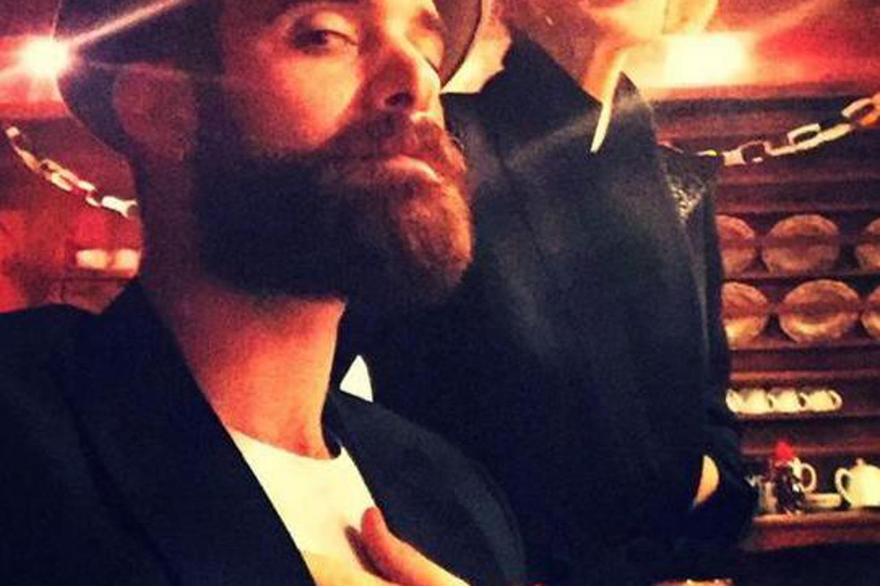 Kylie Minogue i Joshua Sasse