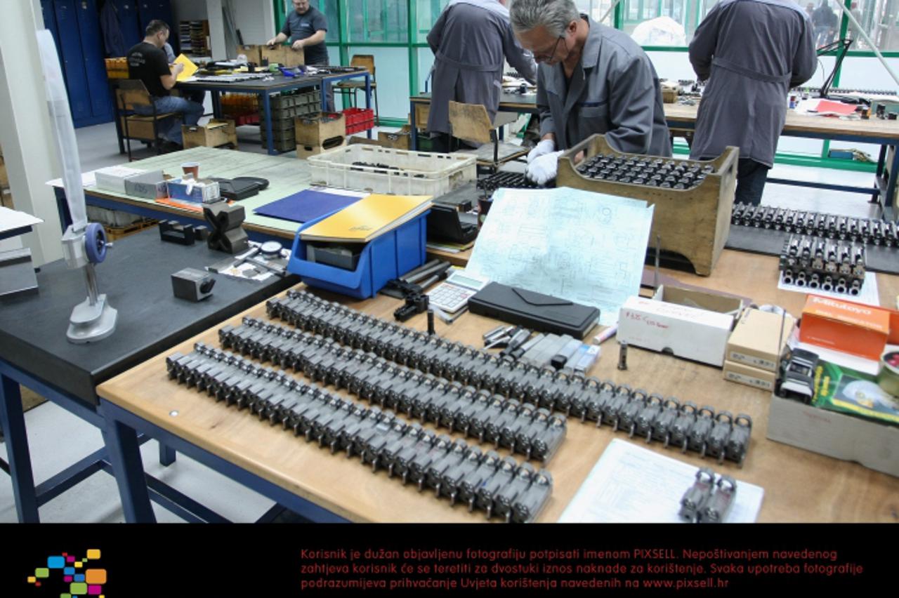 'SPECIJAL OBZOR, 01.12.2011., Karlovac -  HS Produkt d.o.o. je hrvatska tvrtka za proizvodnju vatrenog oruzja. Poznata je po proizvodnji polu-automatskog pistolja HS 2000 i jurisne puske VHS koji se u