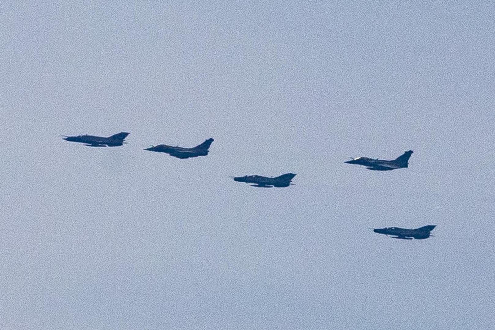 Tijekom utorka i srijede provodit će se zajedničko letenje i uvježbavanje hrvatskih pilota 191. Eskadrile lovačkih zrakoplova i francuskih pilota zrakoplova Rafale s tog nosača. Premijer Andrej Plenković obići će francuski nosač zrakoplova Charles de Gaulle.