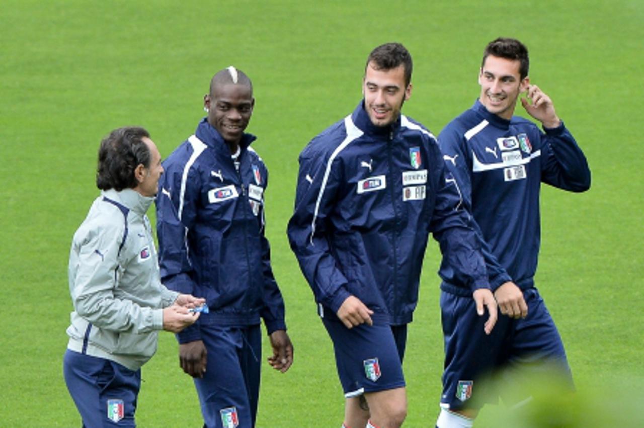 'Italy\'s national football team coach Cesare Prandelli (L) speaks to Italy\'s forward Mario Balotelli (2ndL), Italy\'s goalkeeper Emiliano Sirigu and Italy\'s defender Davide Astori during a training